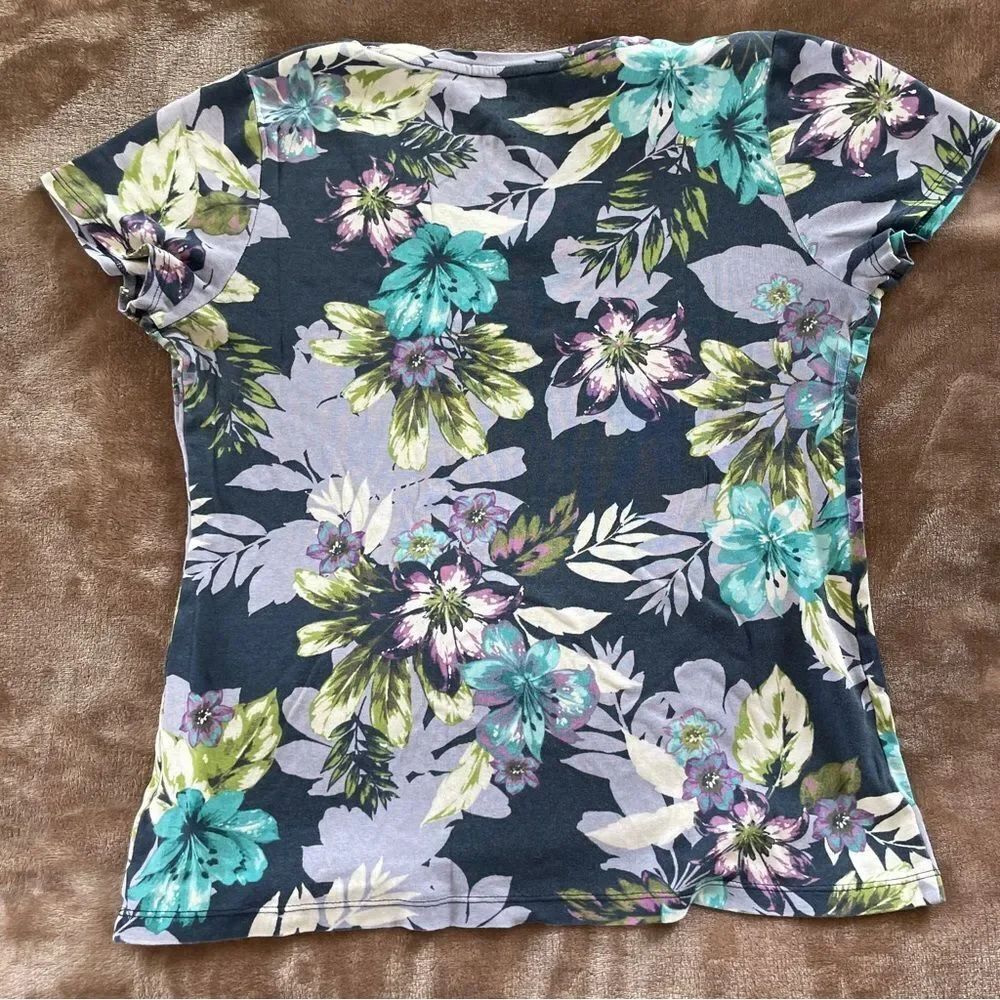 Croft & Barrow Women’s Floral Short Sleeve V-Neck Top - Blue and Green Size S - Picture 6 of 6